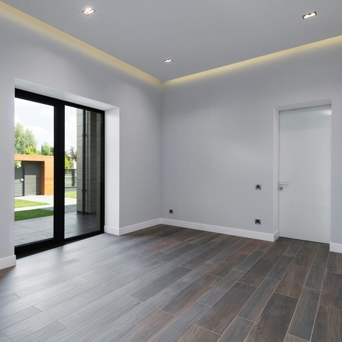 modern-empty-room-with-natural-light