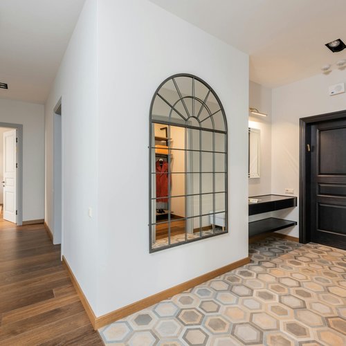 modern-hallway-with-decorative-mirror